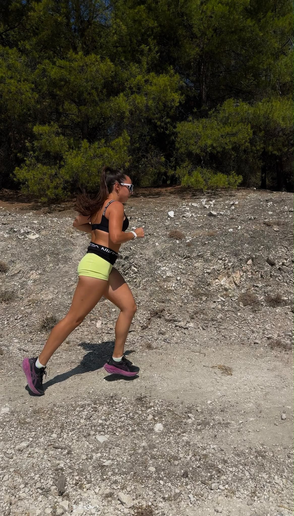 Alba corriendo en un camino