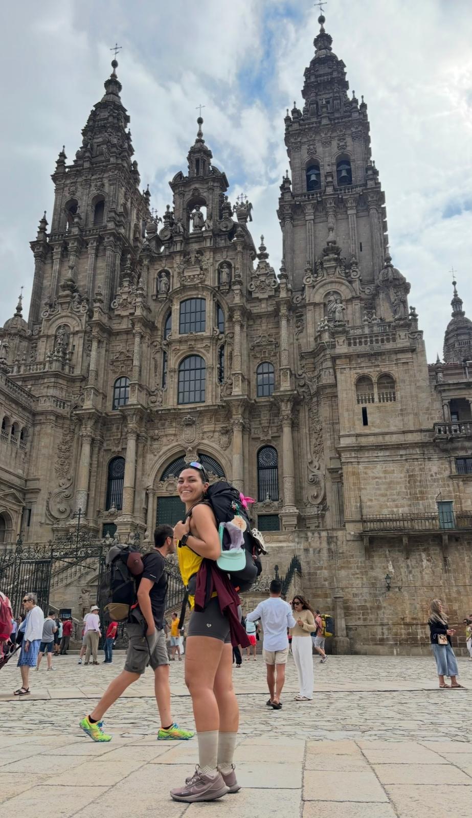 María ante la Catedral de Santiago