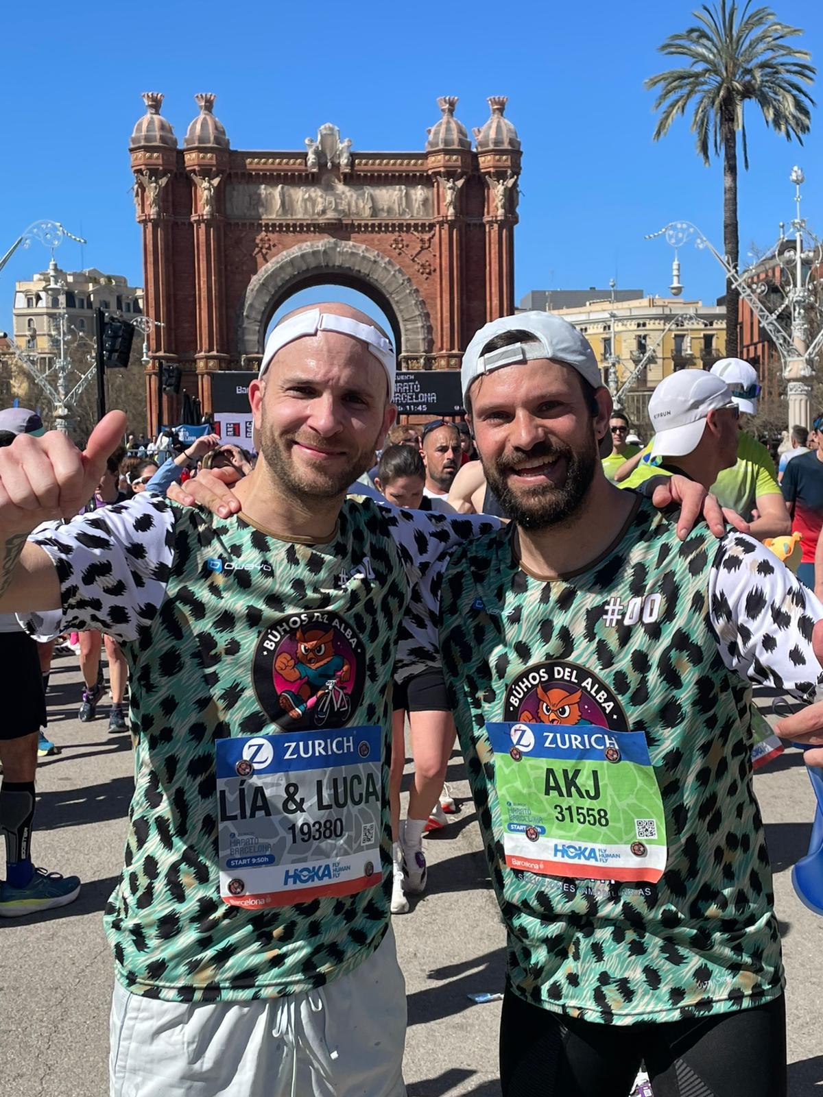 Los fundadores de Búhos del Alba tras correr una maratón
