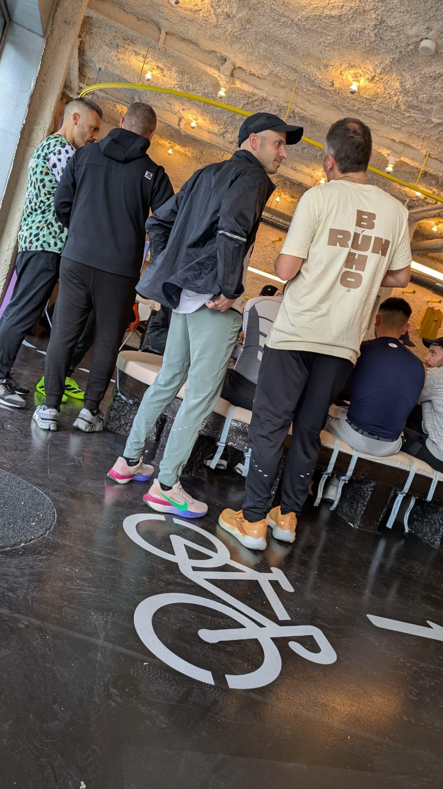 Camiseta Drop 00 de Búhos del Alba llevada fuera del entrenamiento